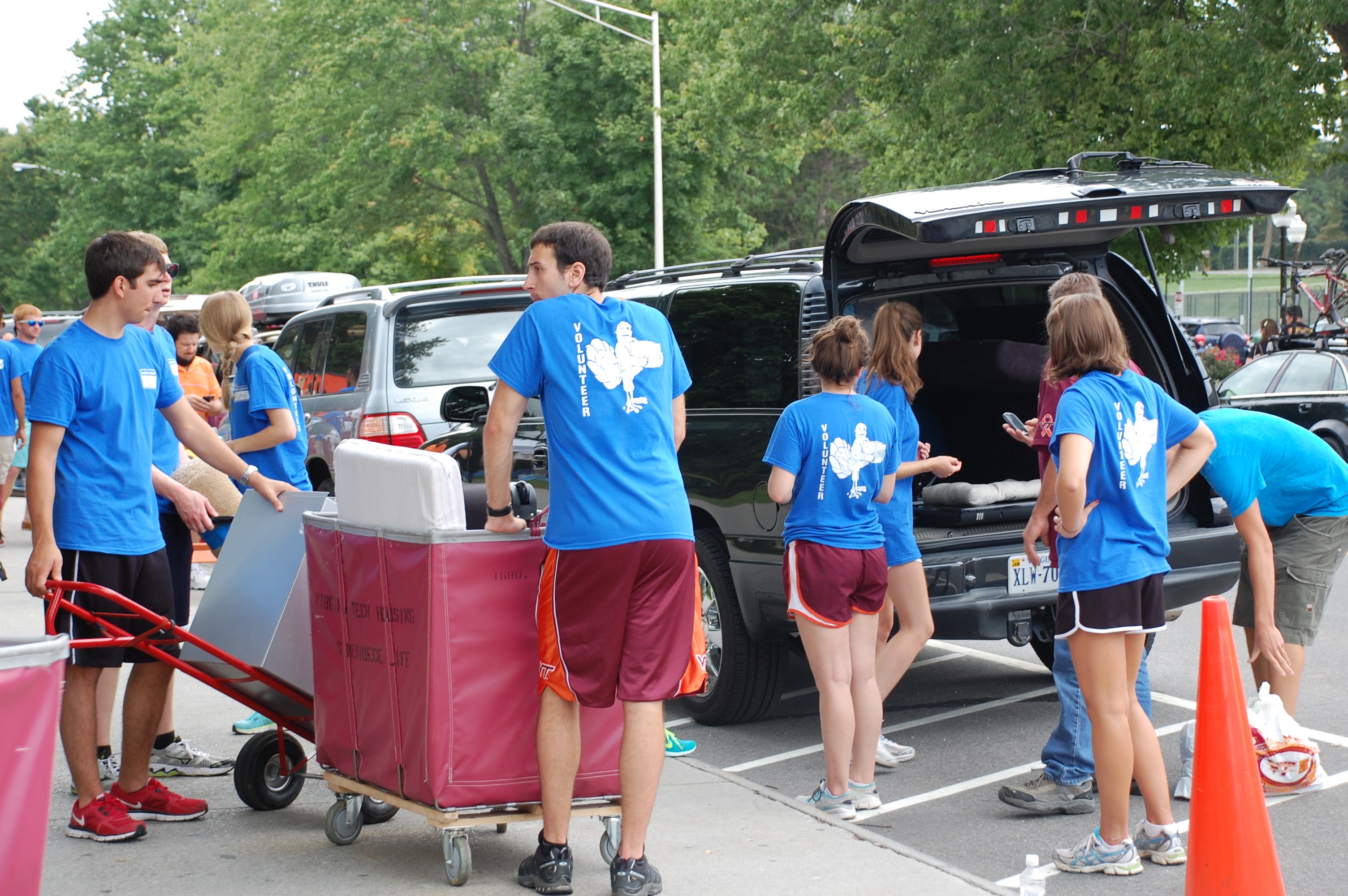 photograph of Hokie Helpers on move-in day