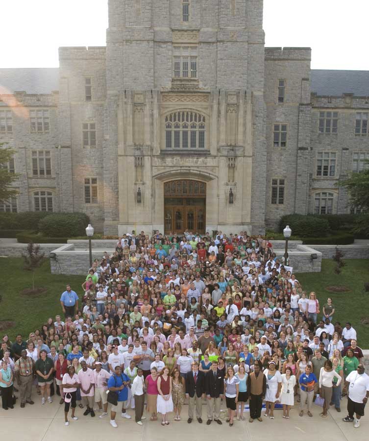 2007 4-H delegates assembled in front of Burruss Hall.