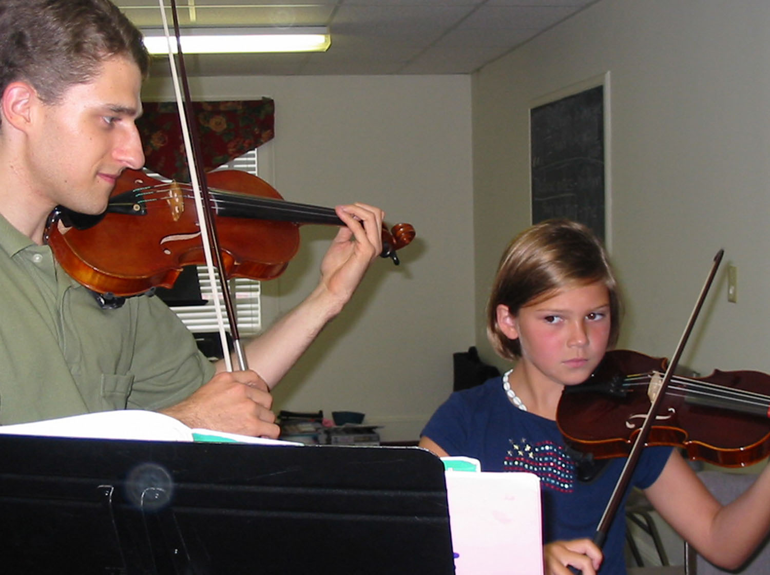 Kevin Matheson (left) and Anne-Meadors Wall play violin