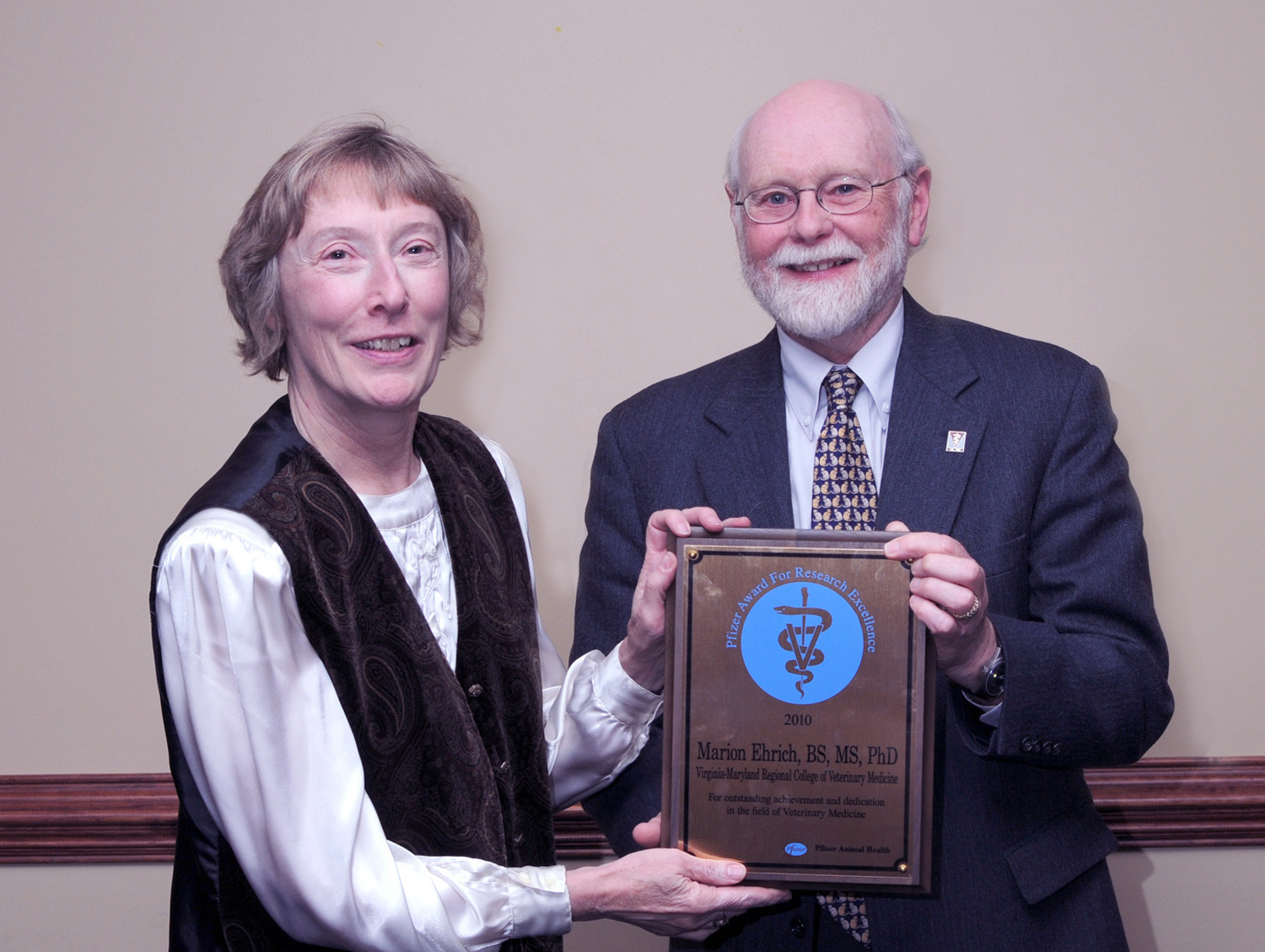 Marion Ehrich receives Pfizer Award.