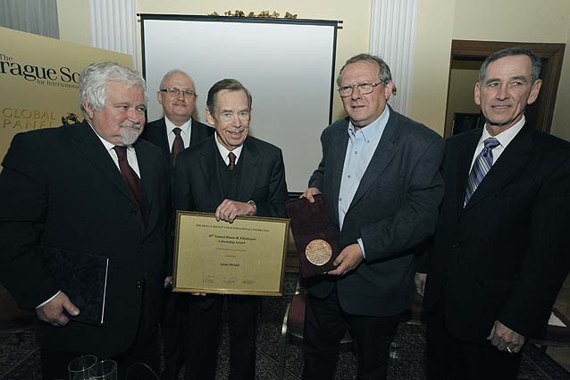 Adam Michnik receives award from Václav Havel; Bruce Lawlor at far right