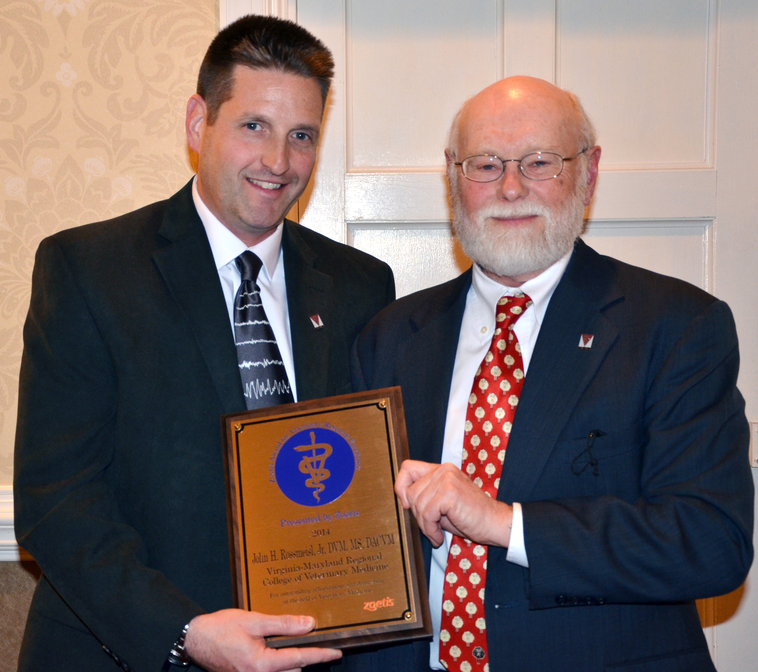 Dr. John Rossmeisl receives Zoetis Award