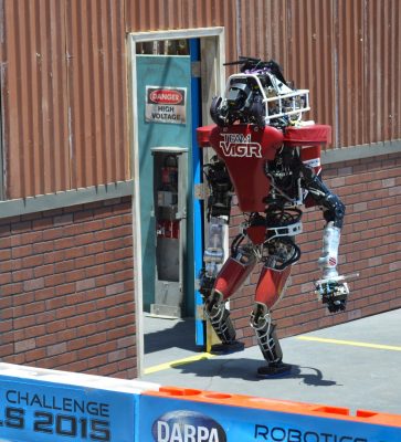 On the first competition day of the DARPA Robotics Challenge, Team ViGIR's Atlas robot Florian successfully opened a door and walked through the threshold, and also turned a valve. 