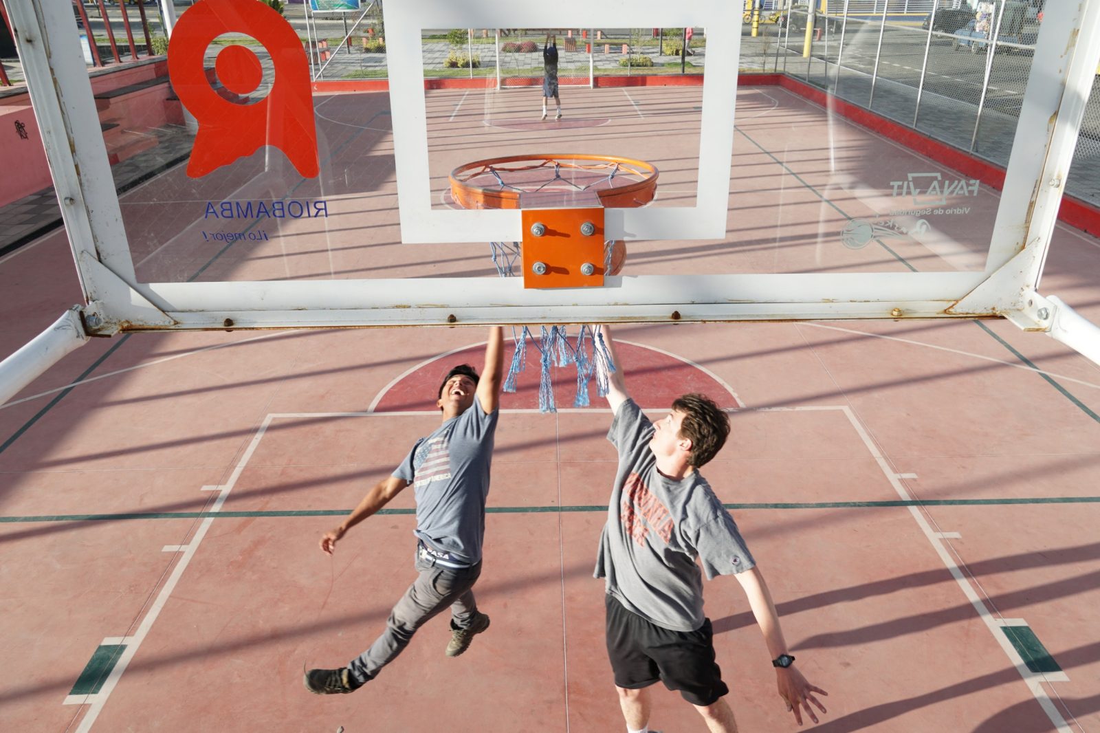 Eli Mefford plays basketball with Ecuadorian student.