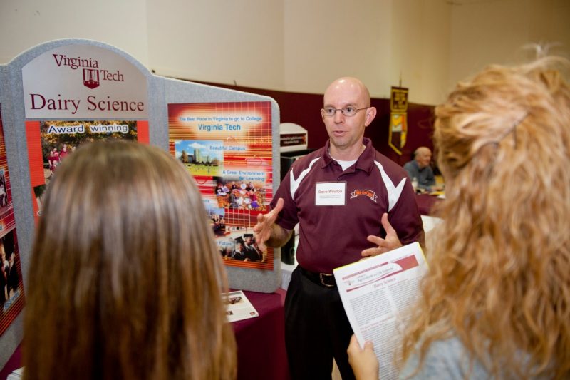 Students talk to advisor at the Majors Fair