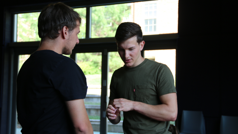 Two German undergraduates discussing a project.