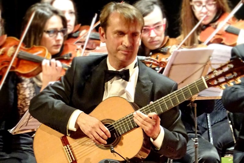 Juan Luis Nicolau was the guitar soloist on Joaquín Rodrigo’s “Concierto de Aranjuez” in a performance with the Alicante Symphony Orchestra.